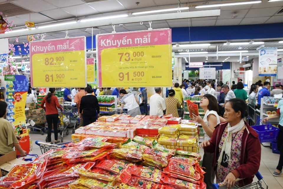 Giò chả, bánh kẹo và đồ trang trí Tết đồng loạt giảm giá mạnh tại Co.opmart - 1 Các loại giò chả lạp xưởng đang vào mùa giảm giá mạnh tại Co.opmart