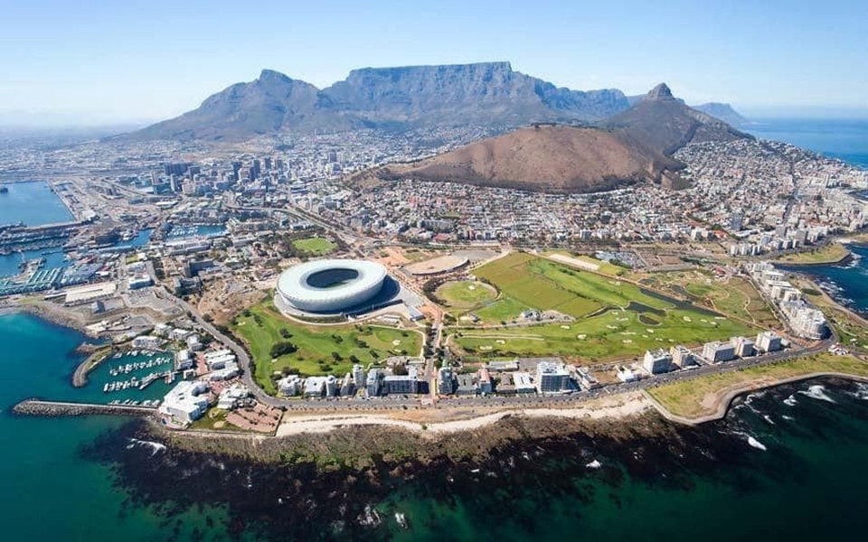 Nam Phi kêu gọi du khách tắm vòi sen chỉ trong 2 phút do... thiếu nước - 1 Cape Town, thành phố du lịch nổi tiếng của Nam Phi nhìn từ trên cao