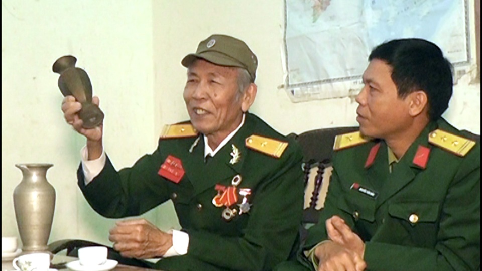 Gặp những chiến sỹ Điện Biên quê lúa - 1
Ký ức gian khổ mà hào hùng qua lời kể của CCB Đào Đình Giáp trào dâng bao cảm xúc như mới hôm nào. Những kỷ vật chiến tranh luôn được ông nâng niu, gìn giữ như nhắc nhở cho thế hệ mai sau biết quý trọng giá trị hòa bình hôm nay.