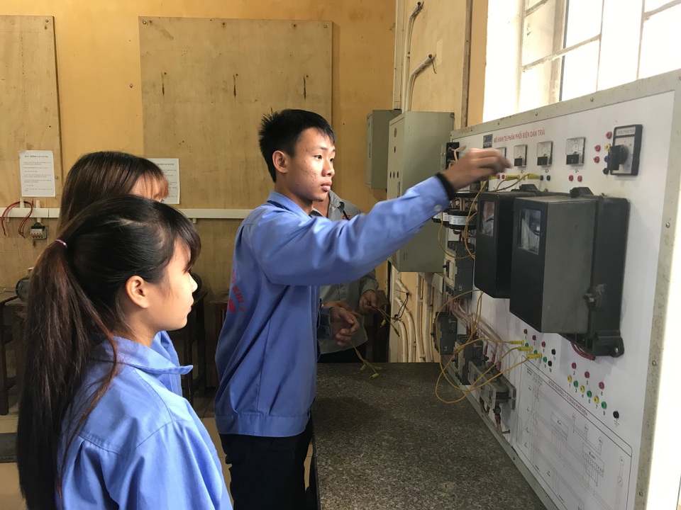 Thị trường lao động: “Cái nơ” hay “củ khoai tây”? - 2 Thị trường lao động: “Cái nơ” hay “củ khoai tây”? - 2
