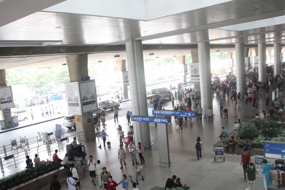 Việt kiều về quê ăn Tết, một người về mà 16 người đón, tiễn! - 11