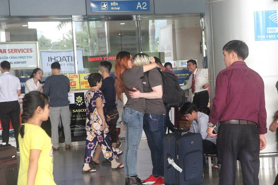 Một đôi nam nữ trao nhau cái ôm và nụ hôn ấm áp sau nhiều ngày xa cách