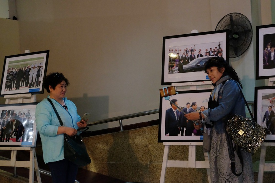 Ấn tượng APEC - dấu ấn Việt Nam, dấu ấn Đà Nẵng qua ảnh - 2 Du khách nước ngoài hào hứng chụp ảnh selfie với các bức ảnh trưng bày tại Triển lãm