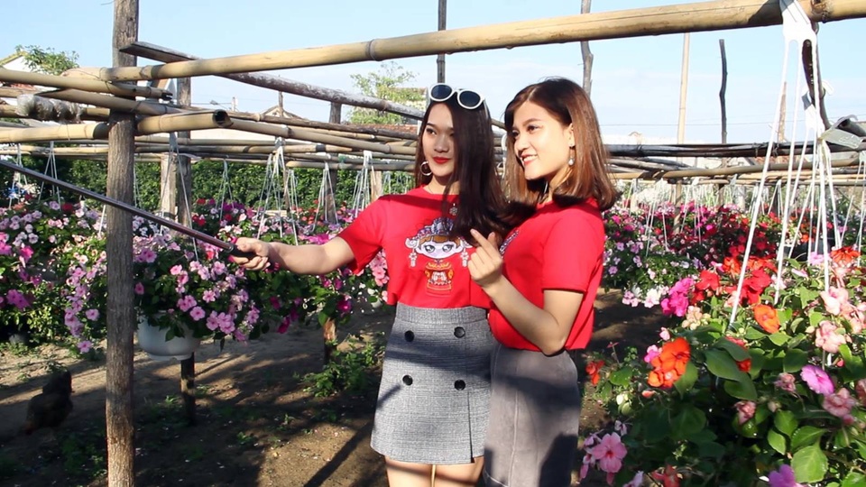 Đến tham quan, chụp ảnh tại vườn hoa một bạn trẻ cho biết: Hoa ở đây rất là đẹp và phong phú, chủ vườn hoa cũng thân thiện với mọi người. Ở đây mình xem hoa cảm thấy thoải mái, giảm strees... Và nếu thích chậu nào mình có thể mua về chưng tết. Rất thú vị!