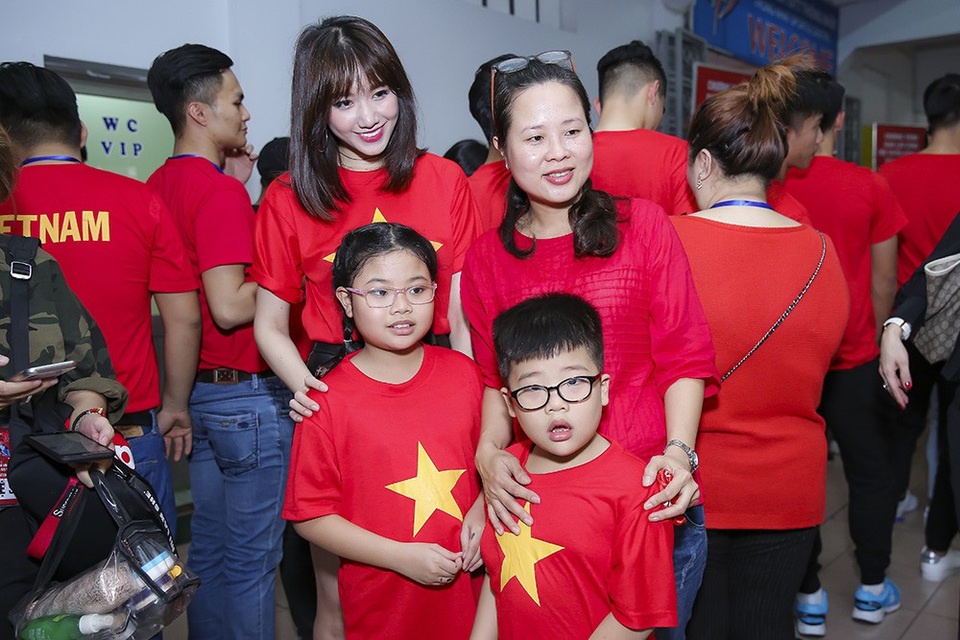 Hari Won hào hứng làm phiên dịch cho huấn luyện viên Park Hang Seo - 5 Bà xã Trấn Thành chụp ảnh giao lưu cùng người hâm mộ