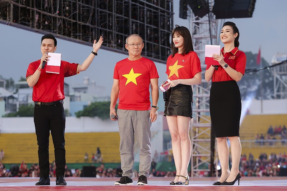 Hari Won hào hứng làm phiên dịch cho huấn luyện viên Park Hang Seo - 2 HLV Park Hang Seo không giấu được sự xúc động trước tình cảm của khán giả Việt Nam dành cho mình: Tôi cũng không ngờ tôi được người Việt Nam yêu mến đến vậy!.