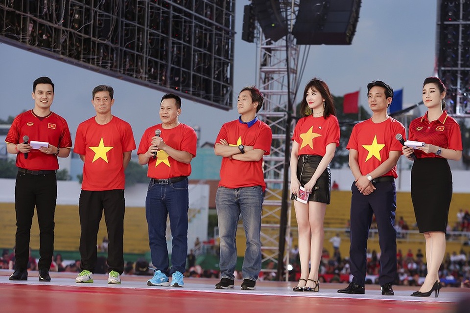 Hari Won hào hứng làm phiên dịch cho huấn luyện viên Park Hang Seo - 1 Người hâm mộ từng thấy bà xã Trấn Thành xuất hiện trên sân khấu với nhiều vai trò, từ ca sĩ đến người dẫn chương trình, khách mời gameshow, giám khảo… thế nhưng, đây là lần đâu cô góp mặt trong một sự kiện vinh danh cấp Quốc gia với cương vị một người kết nối.