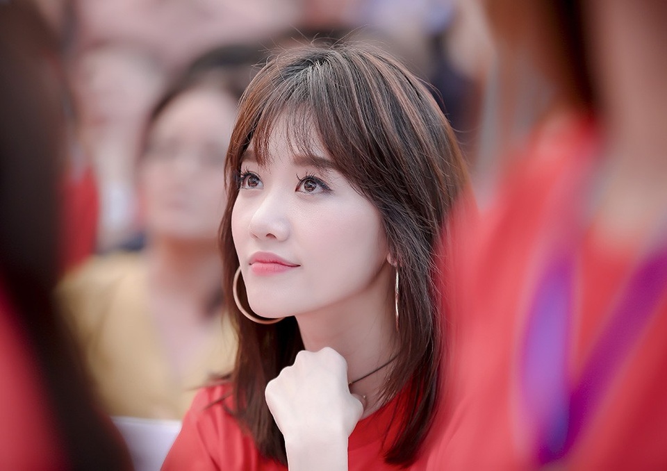 Hari Won hào hứng làm phiên dịch cho huấn luyện viên Park Hang Seo - 3 Không trình diễn, không xúng xính váy áo, Hari Won tại sự kiện giao lưu cùng U23 Việt Nam chỉ đơn thuần là một người phiên dịch cho huấn luyện viên Park Hang Seo nhưng cô hạnh phúc, tự hào vì điều đó.