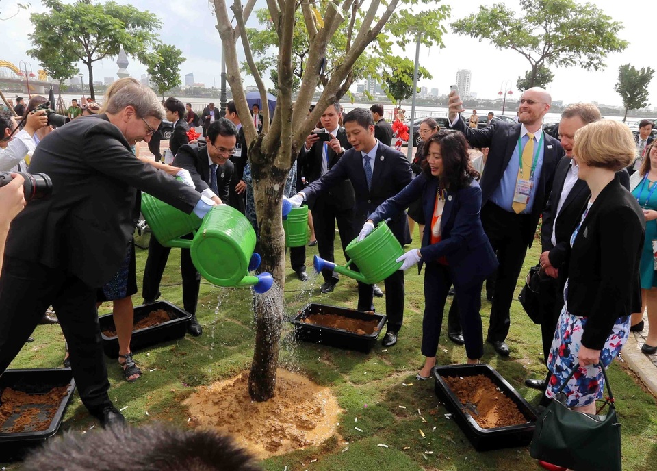 Ấn tượng APEC - dấu ấn Việt Nam, dấu ấn Đà Nẵng qua ảnh - 7 Các đại biểu trồng cây tại Công viên APEC