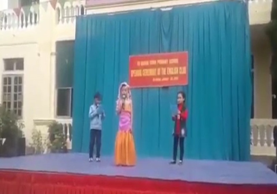 Thích thú với màn “bắn” tiếng Anh vèo vèo của học sinh lớp 3 ở miền núi Hà Tĩnh - 1 Hai học sinh lớp 3 miền núi Hà Tĩnh dẫn chương trình tiếng Anh lưu loát.