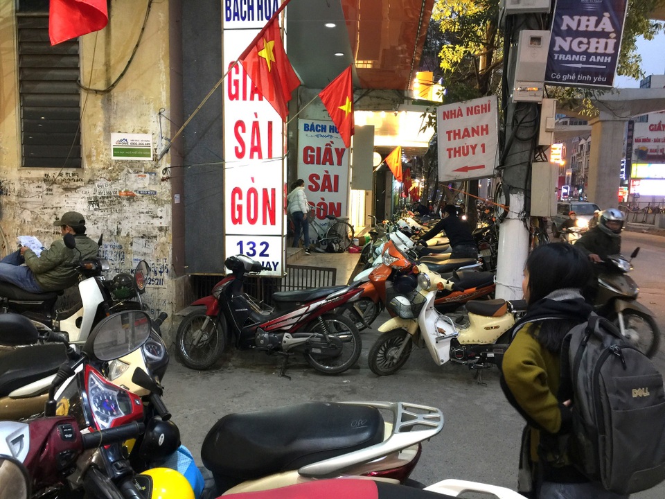 Hàng quần áo khuyến mãi "khủng", dân công sở sắm Tết xuyên trưa - 8 Vỉa hè các tuyến phố có đông cửa hàng, đồ hiệu Hà Nội hiện nay không còn chỗ cho người đi bộ. Mọi không gian đều được dành cho chỗ đỗ xe.