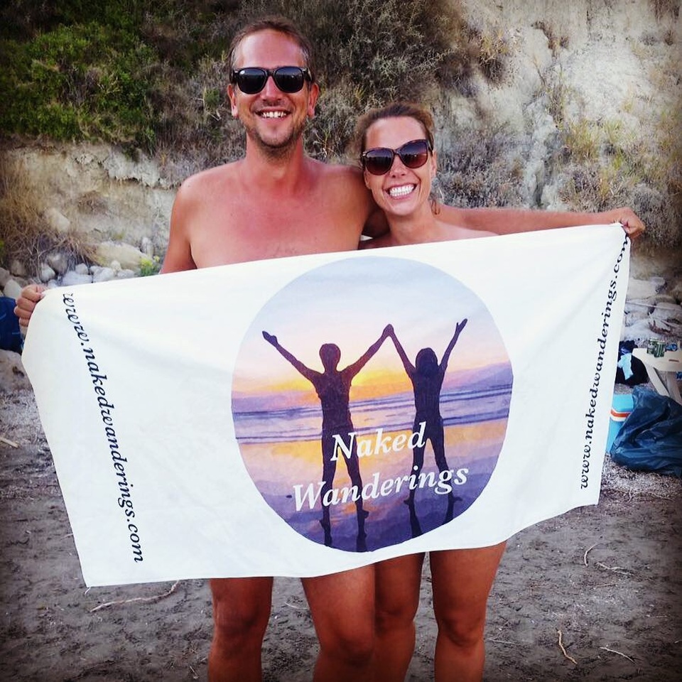 Tài khoản Instagram của cặp đôi với tên gọi Nakedwanderings thu hút hàng chục nghìn lượt theo dõi