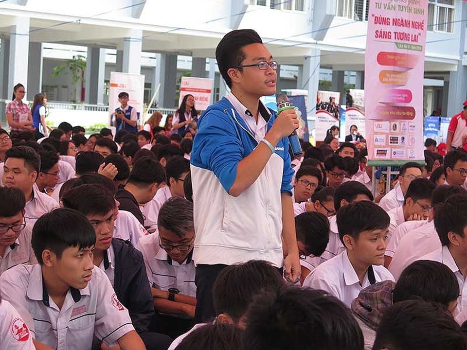 Thầy trò chạy nước rút cho kỳ thi THPT - 1
Học sinh lớp 12 của Trường THPT Gia Định trao đổi thắc mắc trong buổi tư vấn chọn trường, thi THPT quốc gia 2018. (Ảnh: P. Anh)