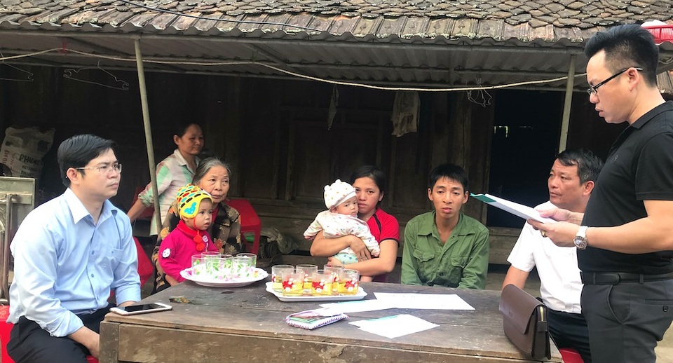 Hơn 86 triệu đồng đến với bé gái 3 tuổi mắc bệnh ung thư máu - 3 PV Dân trí cùng đại diện chính quyền huyện, xã chia sẻ thông tin mà bạn đọc đã quyên góp ủng hộ gia đình chị Ngọc.