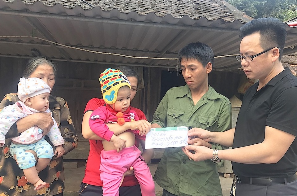 Hơn 86 triệu đồng đến với bé gái 3 tuổi mắc bệnh ung thư máu - 2 Dịp này, thông qua PV Dân trí, Hoa hậu quý bà Đinh Hiền Anh - một người con xứ Nghệ cũng đã giúp đỡ gia đình chị Ngọc 5.000.000 đồng. Thay mặt Hoa hậu Đinh Hiền Anh - PV Dân trí đã trao tận tay gia đình chị Ngọc số tiền nói trên.