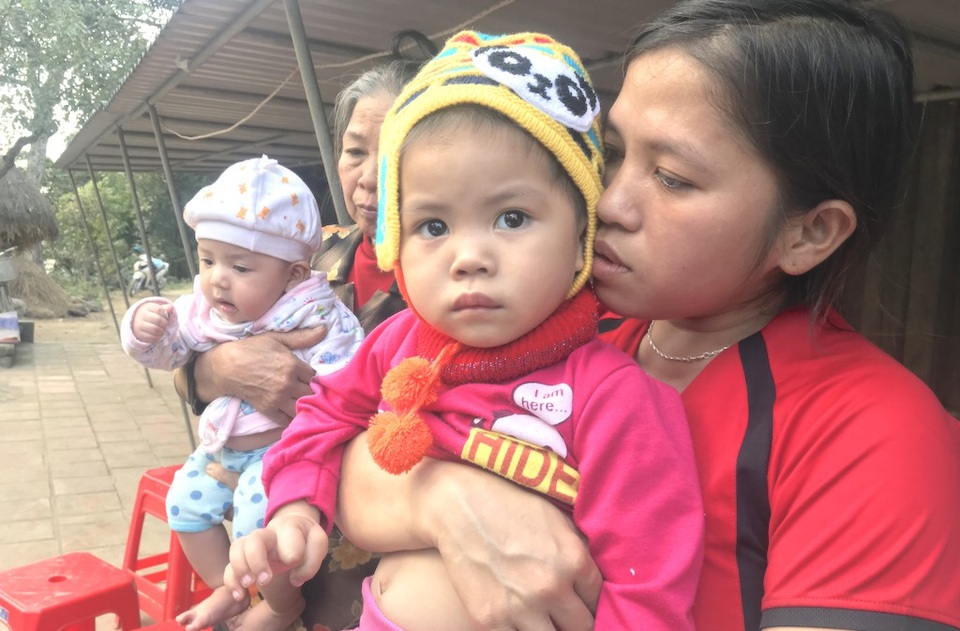 Hơn 86 triệu đồng đến với bé gái 3 tuổi mắc bệnh ung thư máu - 4 Cháu Thùy Dương mới hơn 3 tuổi nhưng phải chịu bao đau đớn về thể xác khi căn bệnh ung thư máu hành hạ. Để cứu được cháu, gia đình phải bỏ ra từ 500-600 triệu đồng thì mới hy vọng cứu được con. Tuy nhiên, với gia đình bần nông như chị Ngọc thì số tiền đó là không thể có.