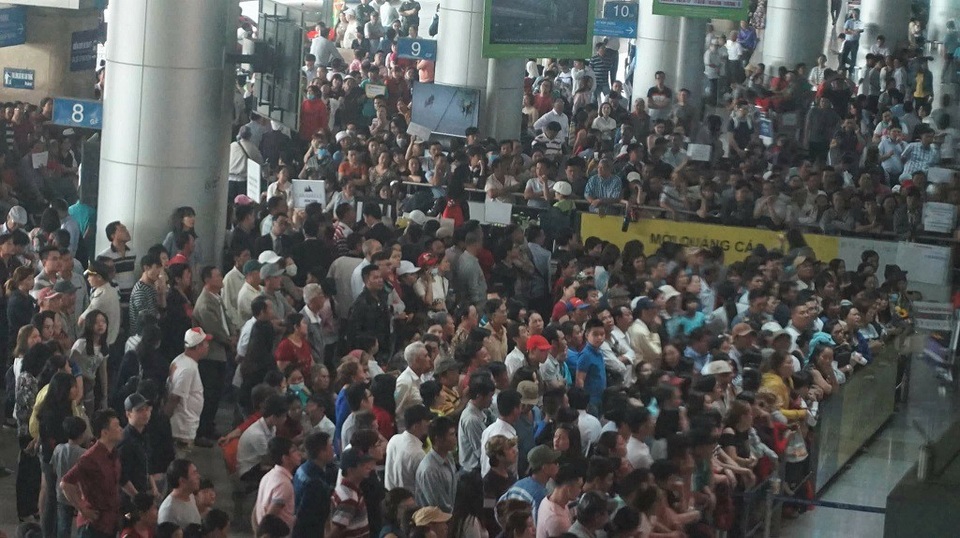 Việt kiều về quê ăn Tết, một người về mà 16 người đón, tiễn! - 1