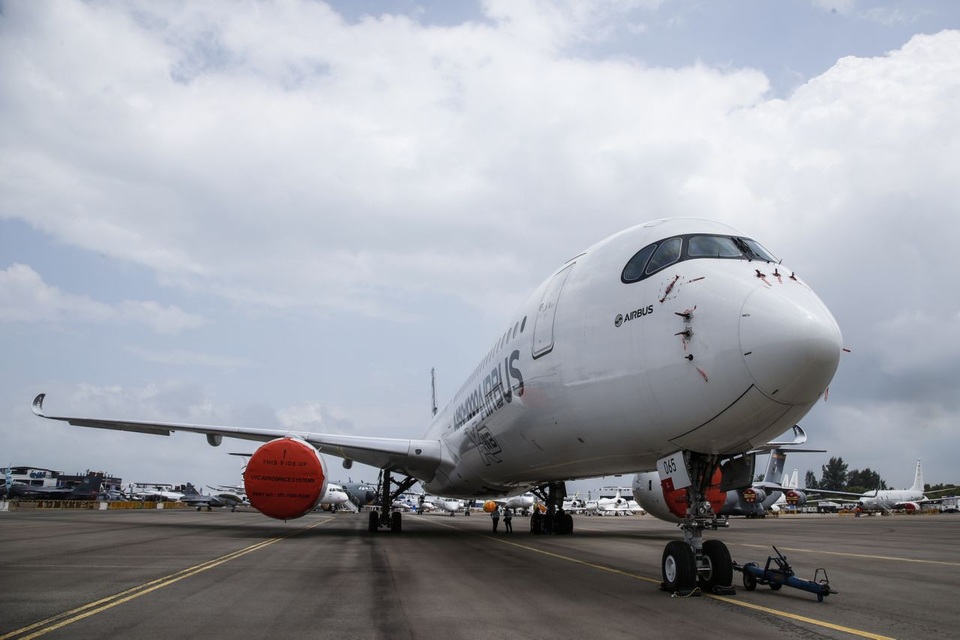 Ấn tượng triển lãm hàng không lớn nhất châu Á tại Singapore - 7 Airbus A350-1000 - mẫu máy bay chở khách tầm xa mới được cấp chứng nhận của Airbus và F-35B - máy bay chiến đấu thế hệ mới của Mỹ có thể hạ cánh như trực thăng là hai trong số những máy bay thương mại và quân sự mới tham gia triển lãm hàng không Singapore 2018. Trong ảnh: Airbus A350-1000 có mặt tại Trung tâm triển lãm Changi, Singapore từ ngày 4/2. (Ảnh: Yahoo News Singapore)