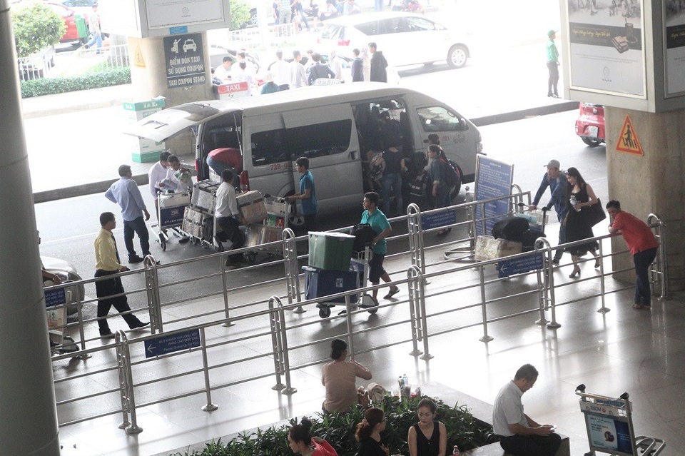 
Khu vực đón khách thời điểm hiện tại, cảnh ùn ứ hay thông thoáng tuỳ thuộc vào tần suất hạ cánh của các chuyến bay...
