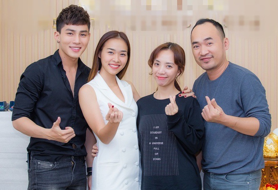 Thu Trang nhận giải “Nữ danh hài của năm”, hạnh phúc sau nhiều biến cố - 3 Các nghệ sĩ chúc mừng Thu Trang nhận giải Nữ danh hài của năm.