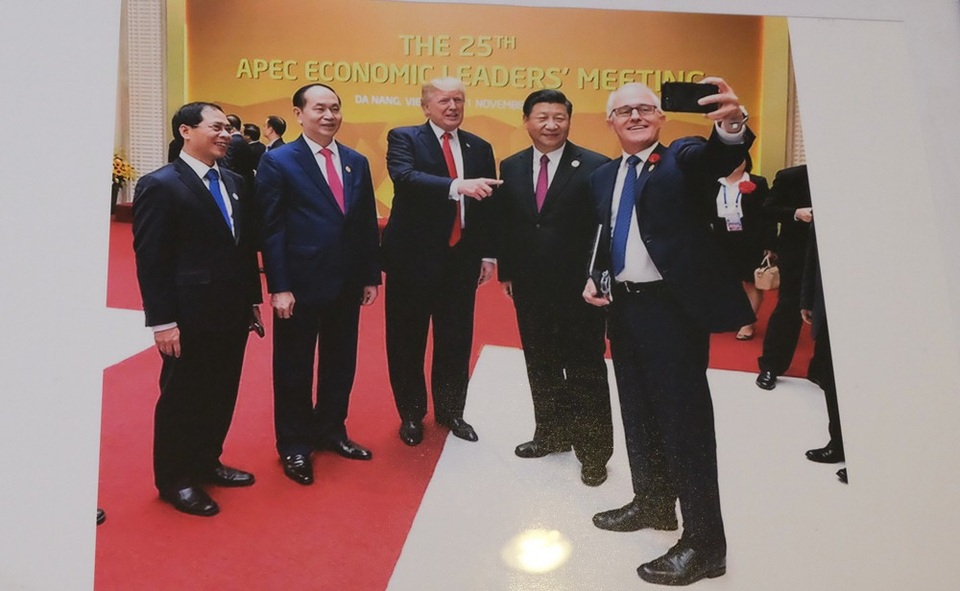 Ấn tượng APEC - dấu ấn Việt Nam, dấu ấn Đà Nẵng qua ảnh - 5 Thủ tướng Australia Malcolm Turnbull chụp ảnh selfie cùng Tổng thống Mỹ Donald Trump, Chủ tịch Trung Quốc Tập Cận Bình và Chủ tịch nước Trần Đại Quang