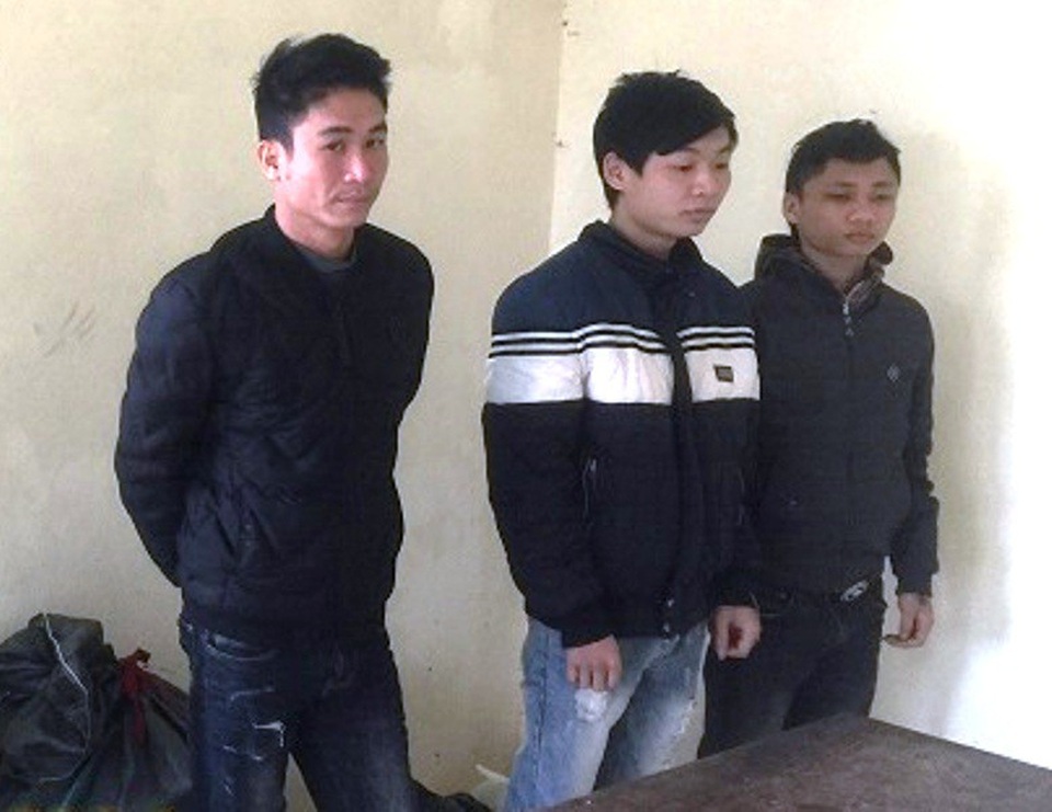 Bắt 3 đối tượng dùng “bom bẩn” để đòi nợ - 1 Các đối tượng đòi nợ bằng bom bẩn bị bắt giữ tại cơ quan Công an.