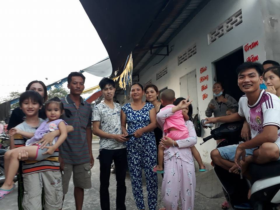 Chuyện “cổ tích” chàng trai tìm lại được tiền về quê ăn Tết nhờ mạng xã hội - 3 Người phụ nữ mặc áo hoa màu xanh là người đã nhặt được chiếc ví của Sang và trả lại cho em