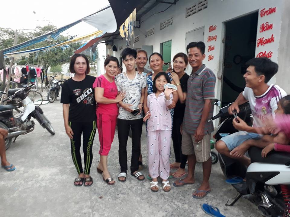 Chuyện “cổ tích” chàng trai tìm lại được tiền về quê ăn Tết nhờ mạng xã hội - 4 Người dân xóm trọ chung vui với Sang