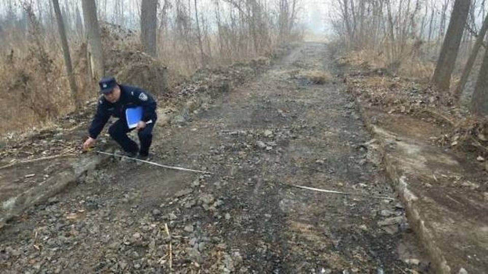 Vụ trộm hy hữu: 800m đường “bốc hơi” sau một đêm - 1
Một đoạn đường bị bóc sạch bê tông. (Ảnh: Weibo)