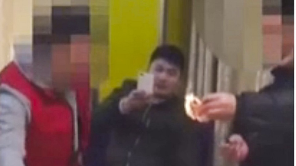 Hai thanh niên Trung Quốc đốt tiền so độ giàu có. (Ảnh: Sina)