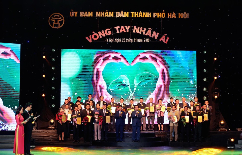 THACO trao tặng 25 tỷ đồng ủng hộ người nghèo ăn Tết - 1
THACO trao tặng kinh phí hỗ trợ cho người nghèo tại Hà Nội