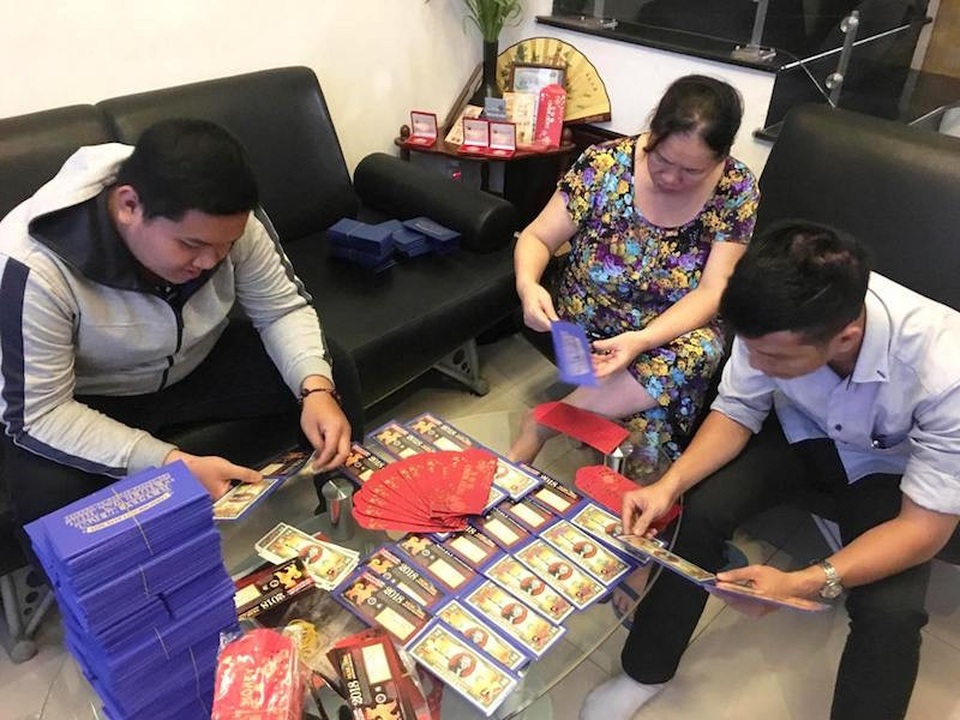 "Nháo nhào" săn lùng tiền Macao in hình con chó để lì xì Tết - 1 Người dân đi “săn lùng” những loại tiền độc, lạ và hiếm gặp trên thị trường để lì xì trong dịp Tết nguyên đán Mậu Tuất 2018.