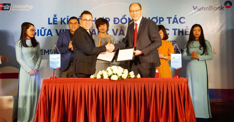 Ông Phùng Duy Khương - Giám đốc Khối Bán Lẻ VietinBank (bên trái) và Ông Yang Wenhui - Tổng giám đốc UnionPay International Đông Nam Á.