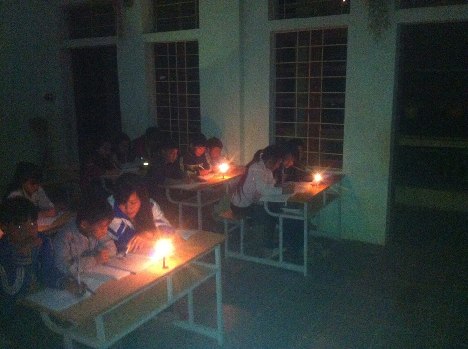 Con chữ mùa xuân - 1
Nhiều lớp học phải dùng nến hoặc đèn dầu làm ánh sáng để học.