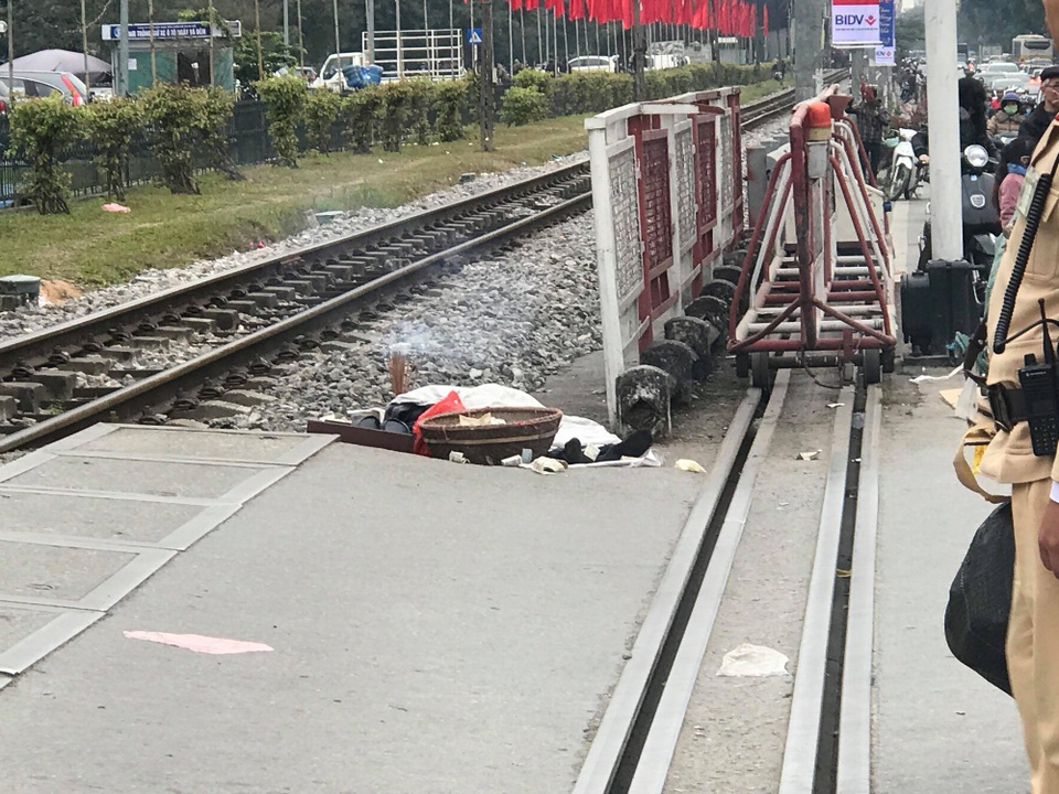 Hà Nội: Người đàn ông bị tàu hỏa kéo lê hàng trăm mét - 3
Hiện trường vụ tai nạn ngày giáp tết.