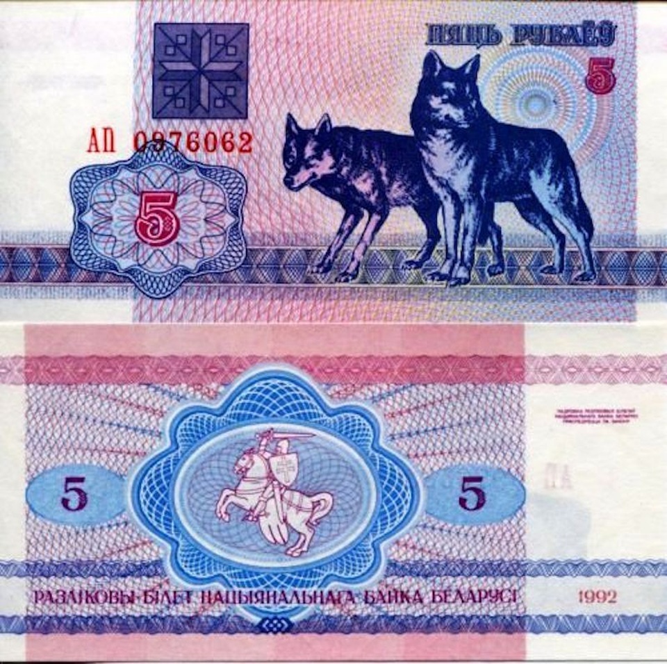 "Nháo nhào" săn lùng tiền Macao in hình con chó để lì xì Tết - 4 Tiền Belarus mệnh giá 5 Rubles được bán với giá 30.000 đồng/tờ cũng là một sản phẩm được nhiều người dân “săn lùng”.