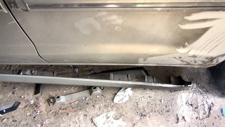 
Sau vụ nổ, chị Cúc bị thương và ô tô hư hỏng nặng
