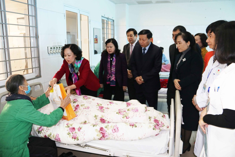 Trưởng ban Dân vận Trung ương tặng 100 suất quà cho bệnh nhân ung thư - 1
Uỷ viên Bộ Chính trị, Bí thư Trung ương Đảng, Trưởng ban Dân vận Trung ương Trương Thị Mai thăm, tặng 100 suất quà cho các bệnh nhân ung thư đang điều trị tại Trung tâm Ung bướu - Bệnh viện Đa khoa tỉnh Bắc Ninh