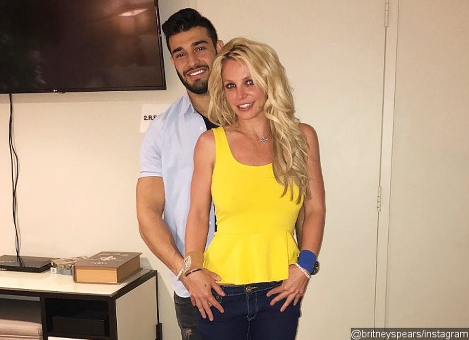 Britney Spears ca ngợi “bồ” trẻ hết lời - 6 Britney Spears ca ngợi “bồ” trẻ hết lời - 6