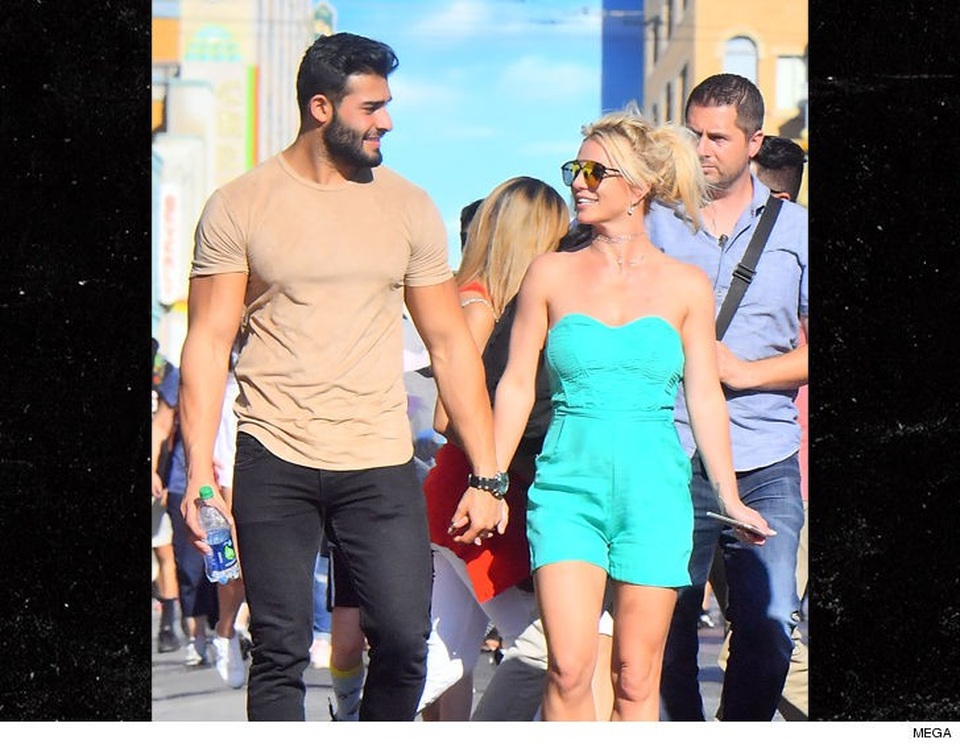 Britney Spears ca ngợi “bồ” trẻ hết lời - 8 Britney Spears ca ngợi “bồ” trẻ hết lời - 8