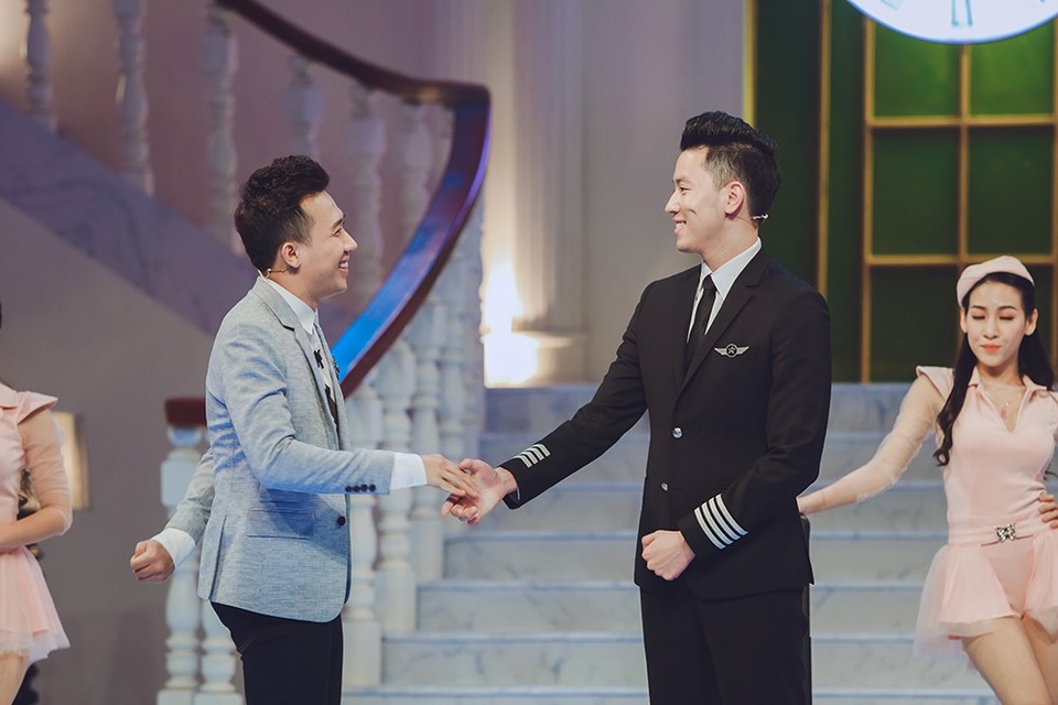 Cơ trưởng trẻ nhất Việt Nam tiết lộ nỗi khổ khó nói cùng Trấn Thành - 2 Chàng phi cơ trẻ tuổi có cuộc trò chuyện với MC Trấn Thành.