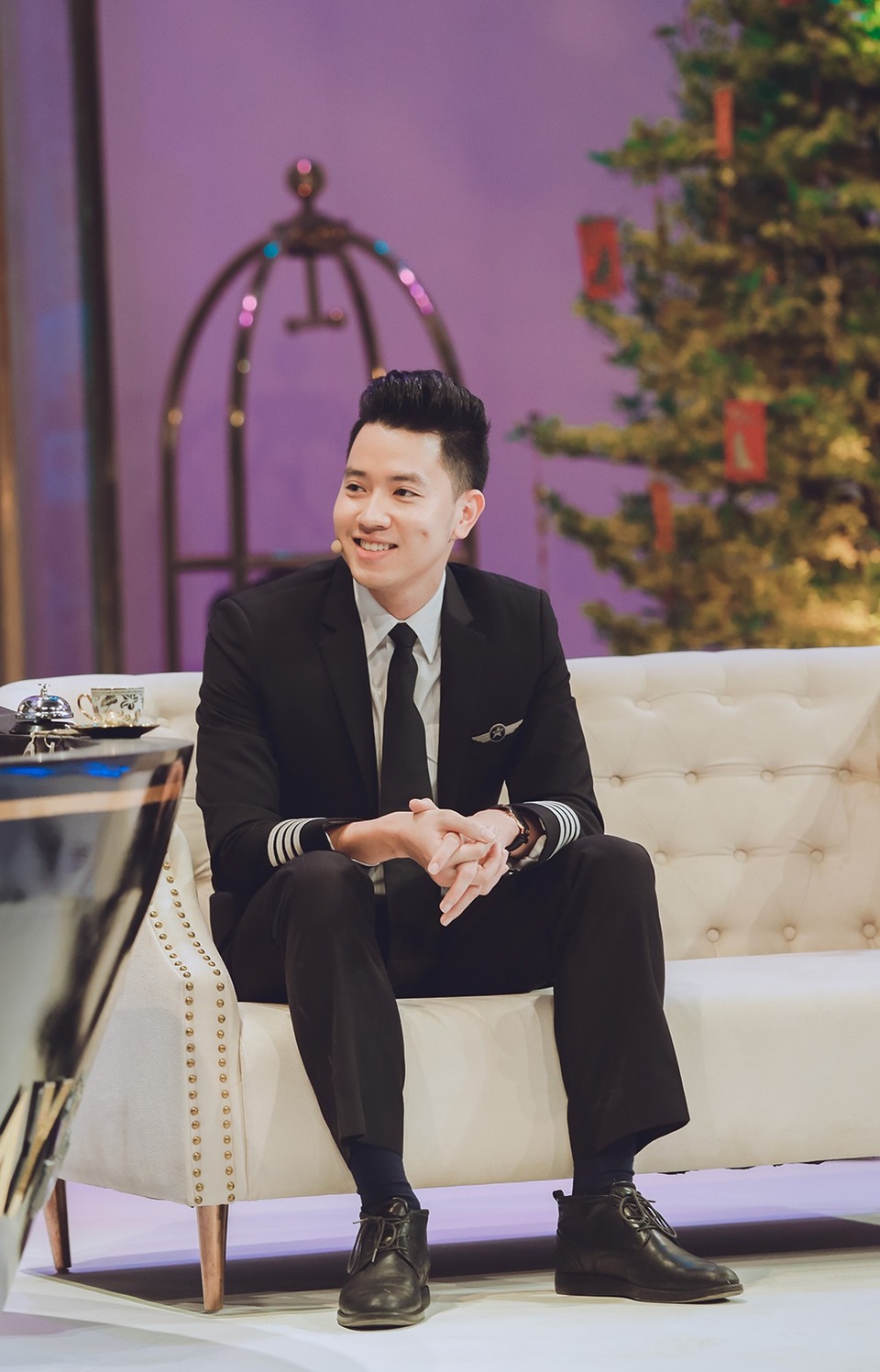 Cơ trưởng trẻ nhất Việt Nam tiết lộ nỗi khổ khó nói cùng Trấn Thành - 1 Cơ trưởng trẻ nhất Việt Nam gây ấn tượng với ngoại hình không thua kém người mẫu với chiều cao 1m80, gương mặt điển trai hút hồn, đặc biệt má lúm đồng tiền trên khuôn mặt.