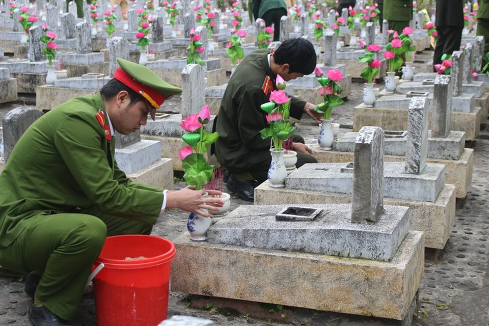 
Các đoàn viên, thanh niên tổ chức thay mới hoa, cát lư hương trên phần mộ các liệt sĩ
