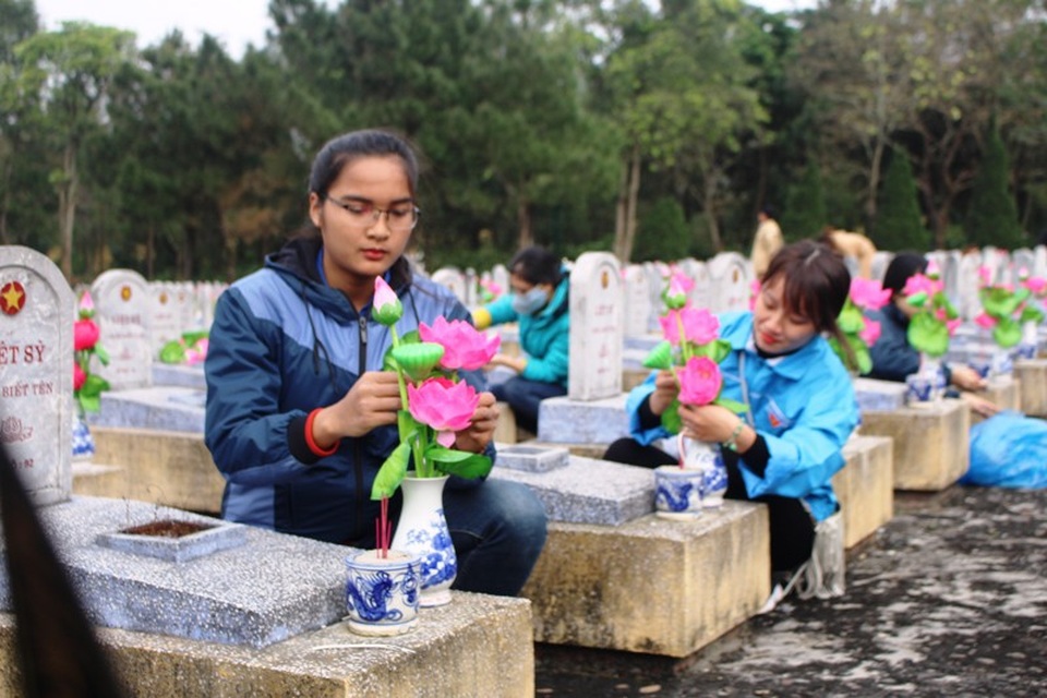 
Những bông hoa tươi thắm trên phần mộ liệt sĩ
