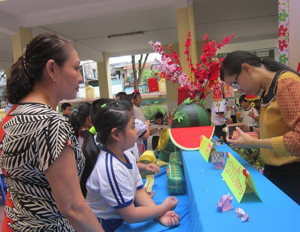 Thưởng Tết giáo viên: Người mừng, người tủi - 1 Nhiều trường ở TPHCM tổ chức nhiều hoạt động hướng đến chăm lo Tết cho giáo viên và học trò khó khăn