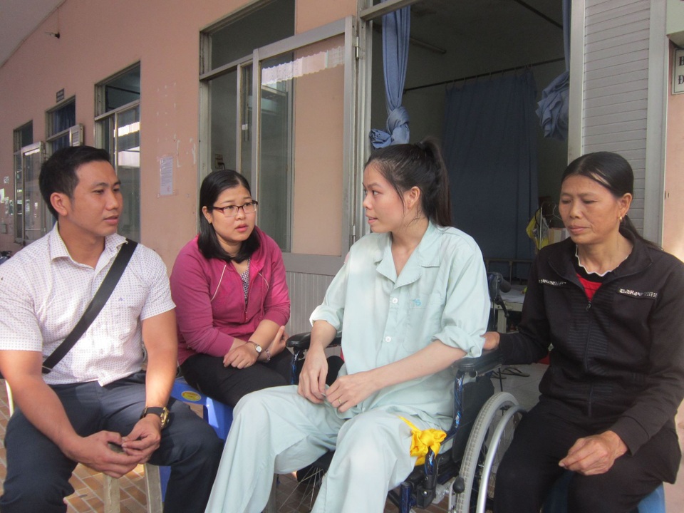 Thưởng Tết giáo viên: Người mừng, người tủi - 2 Đại diện Trường THCS Tăng Bạt Hổ, Q.4, THCM đến thăm hỏi, chúc Tết giáo viên đang điều trị bệnh.