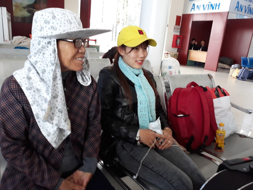 Người dân Lý Sơn chưa thể về nhà đón Tết vì biển động - 1 Dù đã có thông báo tàu khách chưa thể hoạt động nhưng nhiều hành khách vẫn túc trực tại cảng Sa Kỳ vì nóng lòng về quê đón Tết cùng gia đình