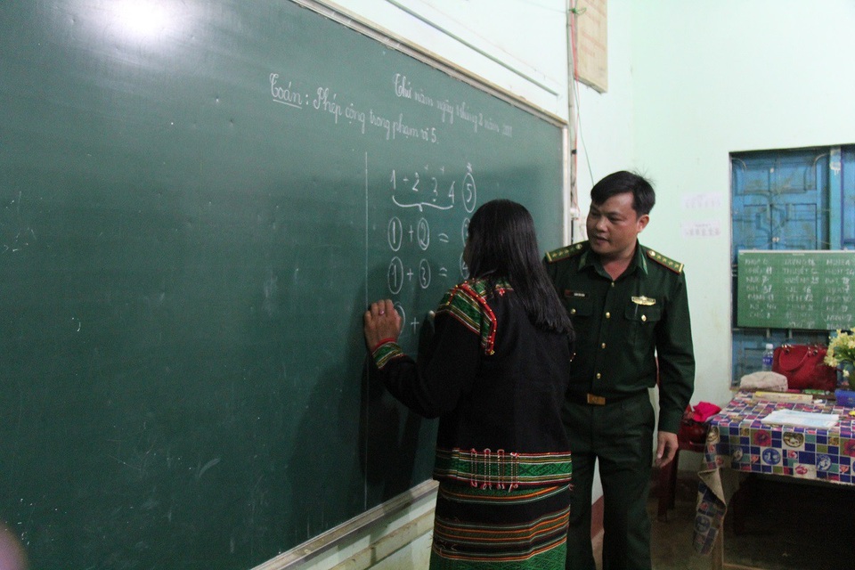 Gần 60 tuổi mới bắt đầu đi học xóa mù chữ - 4 Ngày mới đi học, hầu hết những học sinh rất nhát và ngại phát biểu