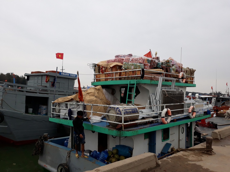 Người dân Lý Sơn chưa thể về nhà đón Tết vì biển động - 3 Tàu hậu cần chất đầy hàng hóa phục vụ Tết vẫn chưa thể ra đảo Lý Sơn