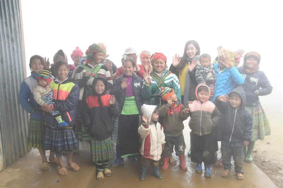 Sương mù dày đặc, thời tiết lạnh giá chỉ tầm 3-4 độ C, nhưng bà con vẫn dệt váy áo,...